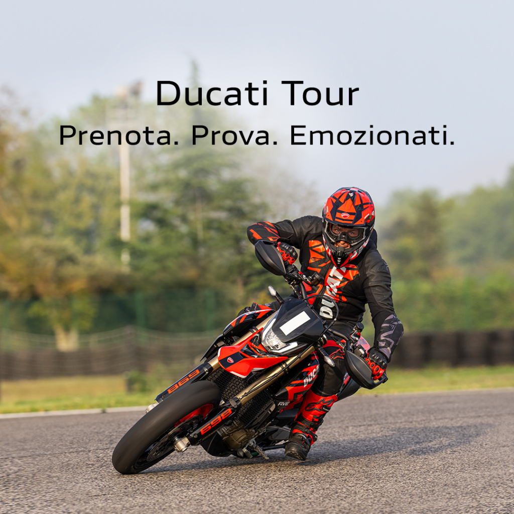 Questa immagine ha l'attributo alt vuoto; il nome del file è Ducati-Tour-Hypermotard_698-dealer-social-1080x1080-1-1024x1024.png